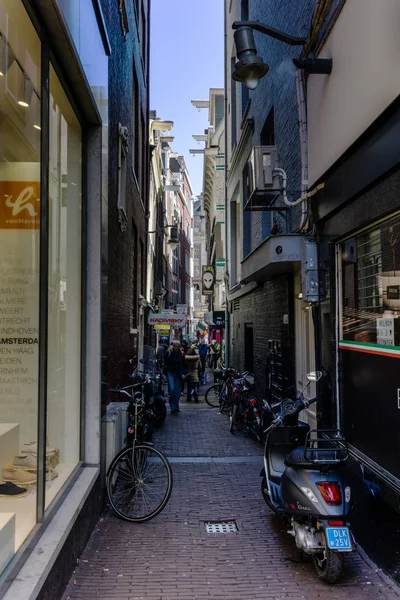 AMSTERDAM, PAÍSES BAJOS - 20 de marzo de 2018: calles estrechas de Ámsterdam en el soleado día de primavera . — Foto de Stock