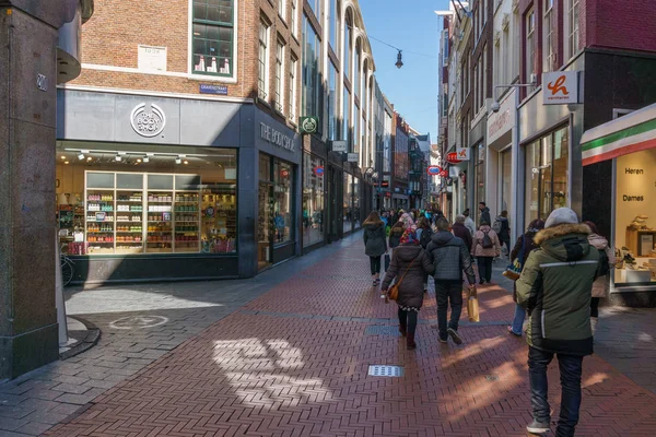 Amszterdam, Hollandia - 2018. március 20.: szűk utcáin amszterdami, napsütéses tavaszi napon. — Stock Fotó