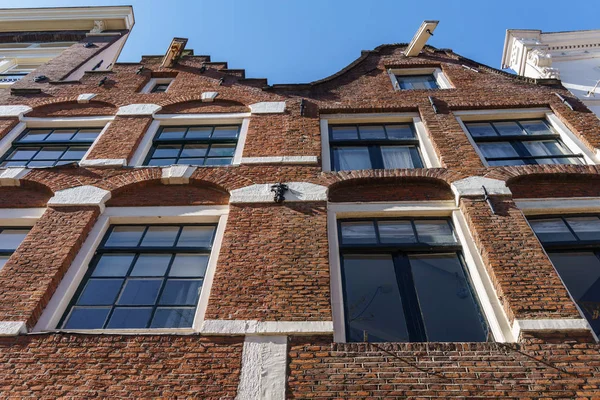 Άμστερνταμ, Ολλανδία - 20 Μαρτίου 2018: Άποψη από τη χαμηλή γωνία από τα στενά σπίτια του Άμστερνταμ. — Φωτογραφία Αρχείου