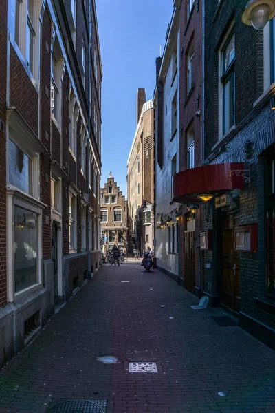 Άμστερνταμ, Ολλανδία - 20 Μαρτίου 2018: στενά δρομάκια του Άμστερνταμ στην ηλιόλουστη ημέρα άνοιξη. — Φωτογραφία Αρχείου