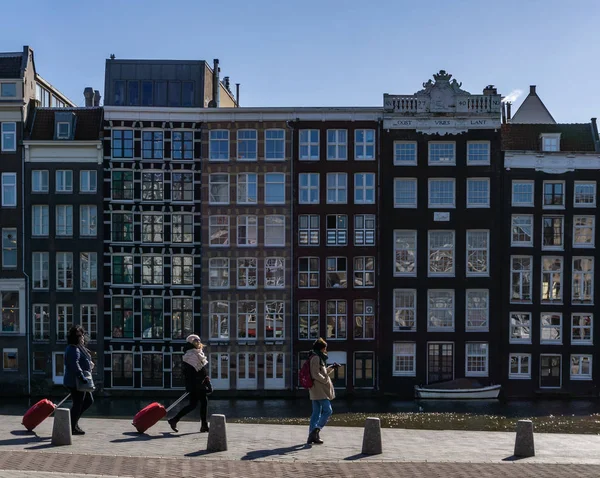 Amszterdam, Hollandia - 2018. március 20.: Kilátás a szűk családi házak, Amszterdam. — Stock Fotó