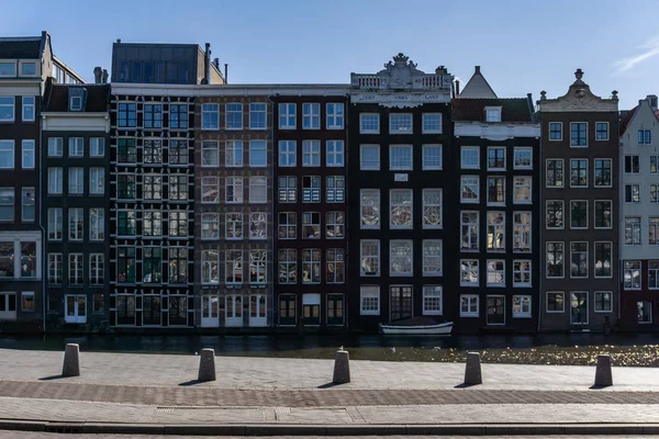 Amszterdam, Hollandia - 2018. március 20.: Kilátás a szűk családi házak, Amszterdam. — Stock Fotó