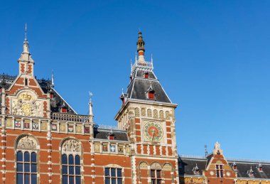 Amsterdam, Hollanda - 20 Mart 2018: Gotik-Rönesans tarzı Amsterdam Centraal sokakta görünüm.