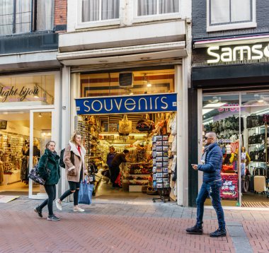 Amsterdam, Hollanda - 20 Mart 2018: Hediyelik eşya deposu sokakta Amsterdam.