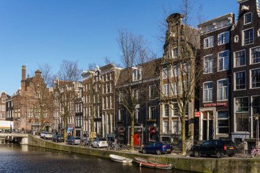 Amsterdam, Hollanda - 20 Mart 2018: Kanal ve Amsterdam sokak.