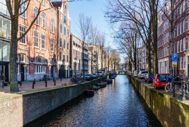 Amsterdam, Hollanda - 20 Mart 2018: Kanal ve Amsterdam sokak.