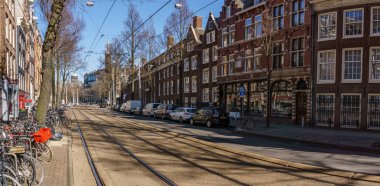 Amsterdam, Hollanda - 20 Mart 2018: Amsterdam dar sokaklarında güneşli bir bahar günü.