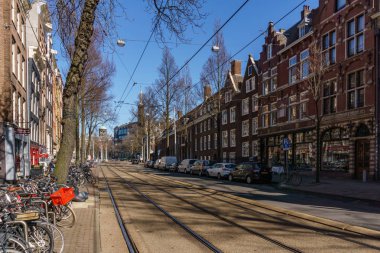 Amsterdam, Hollanda - 20 Mart 2018: Amsterdam dar sokaklarında güneşli bir bahar günü.