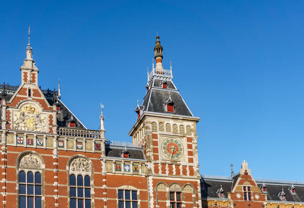 АМСТЕРДАМ, НИДЕРЛАНДЫ - 20 марта 2018 года: Вид с улицы на готико-ренессансный стиль Amsterdam Centraal
.