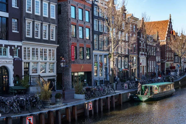 AMSTERDÃO, PAÍSES BAIXOS - 20 de março de 2018: Canal e rua de Amsterdam . — Fotografia de Stock