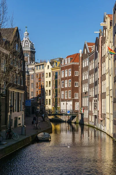 Amszterdam, Hollandia - 2018. március 20.: Csatorna és street, Amszterdam. — Stock Fotó