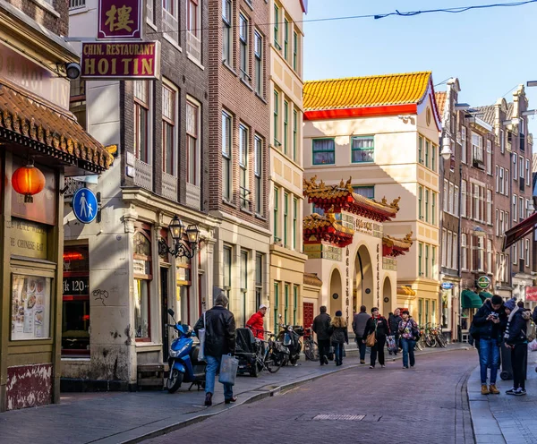 Amszterdam, Hollandia - 2018. március 20.: szűk utcáin chinatown Amszterdamban, napsütéses tavaszi napon. — Stock Fotó