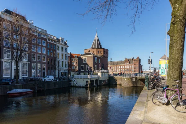 AMSTERDAM, PAÍSES BAJOS - 20 de marzo de 2018: Canal y calle de Amsterdam . — Foto de Stock