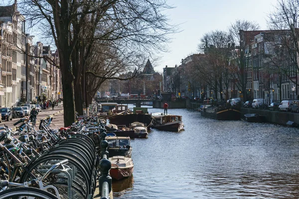 Amszterdam, Hollandia - 2018. március 20.: Csatorna és street, Amszterdam. — Stock Fotó