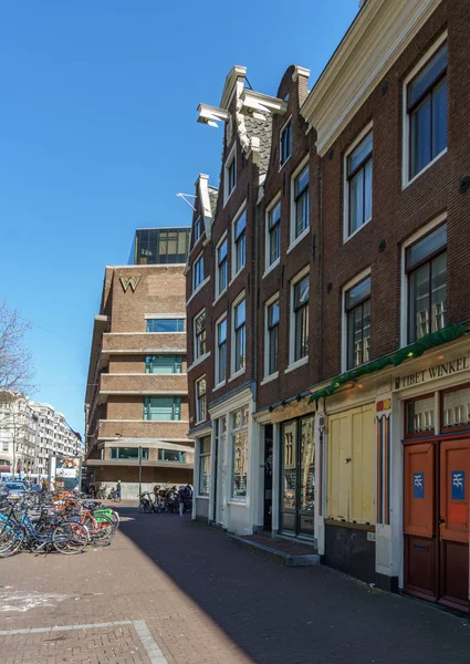 AMSTERDAM, PAÍSES BAJOS - 20 de marzo de 2018: calles estrechas de Ámsterdam en el soleado día de primavera . — Foto de Stock