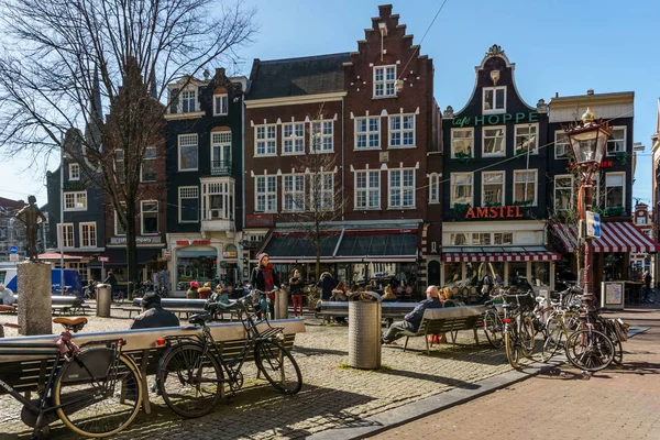 Amsterdam, Holandia - 20 marca 2018: square w pobliżu Amsterdams Lieverdje pomnik. — Zdjęcie stockowe