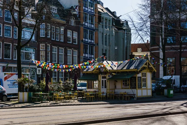 AMSTERDAM, PAÍSES BAJOS - 20 de marzo de 2018: Pequeño café en la calle en Ámsterdam . — Foto de Stock