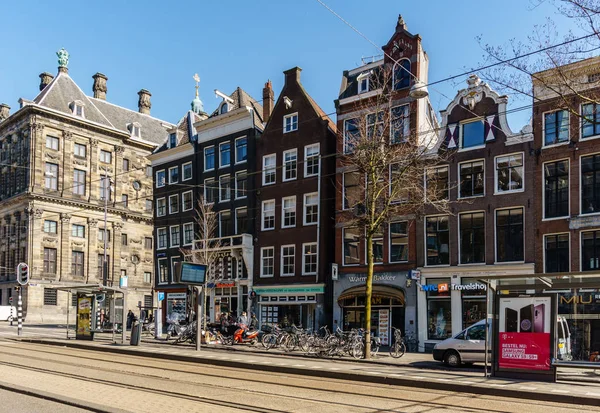 Amsterdam, Holandia - 20 marca 2018: Widok od ulicy w Amsterdamie. — Zdjęcie stockowe