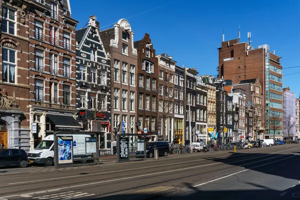 Amsterdam, Holandia - 20 marca 2018: Widok od ulicy w Amsterdamie. — Zdjęcie stockowe