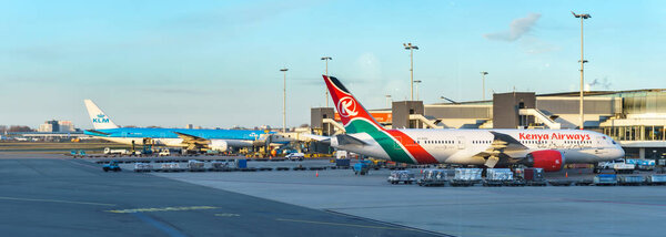 АМСТЕРДАМ, НИДЕРЛАНДЫ - 20 марта 2018 года: Равнины KLM Royal Dutch Airlines в международном аэропорту Амстердама
.