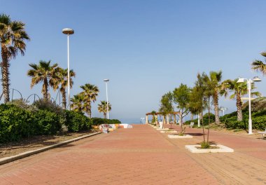 Nahariya, İsrail-Mart 21, 2018: Yaya bölgesi ve beyaz yeni binalar şehrin Nahariya, İsrail.
