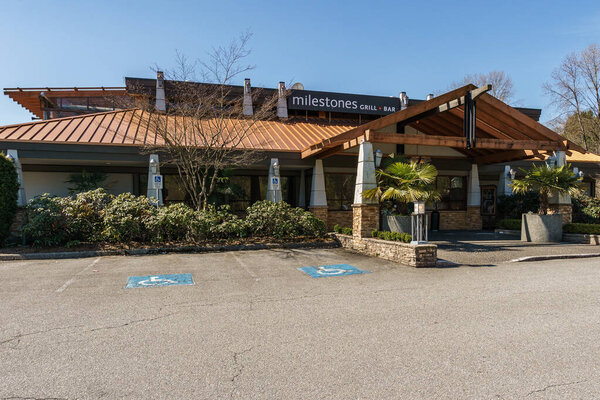 COQUITLAM, КАНАДА - 31 марта 2019 года: Торговый центр в центре города с вехами restaurnat
.