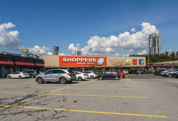 COQUITLAM, CANADÁ - 31 DE MARZO DE 2019: Centro comercial en el centro de la ciudad con el mercado de drogas Shoppers y estacionamiento . — Foto de Stock