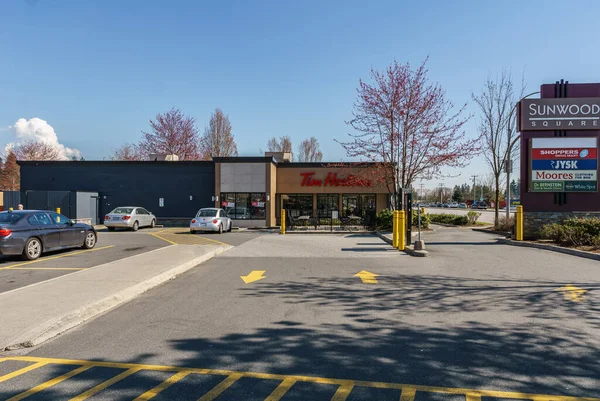 COQUITLAM, CANADÁ - 31 DE MARZO DE 2019: Centro comercial en el centro de la ciudad con Tim Hortons y estacionamientos . — Foto de Stock
