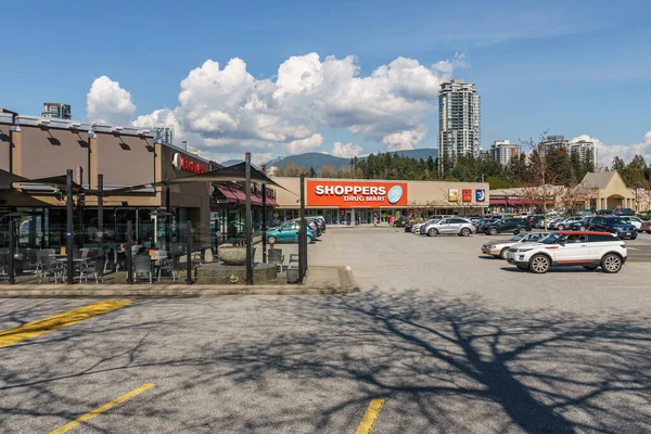 Coquitlam, Kanada - 31 mars 2019: Köpcentrum i centrum med Shoppers droghandel och parkeringsplatser. — Stockfoto