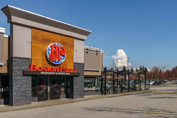 COQUITLAM, CANADÁ - 31 DE MARZO DE 2019: Centro comercial en el centro de la ciudad con pizza boston y estacionamiento . — Foto de Stock