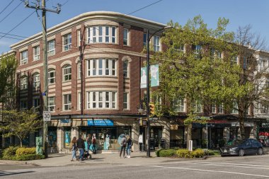 Vancouver, British Columbia, Kanada - 24 Nisan 2019 Batı Broadway ve Trafalgar sokak manzarası.