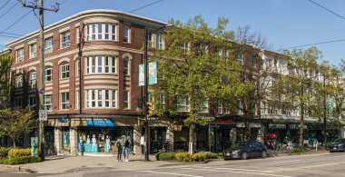 Vancouver, British Columbia, Kanada - 24 Nisan 2019 Batı Broadway ve Trafalgar sokak manzarası.