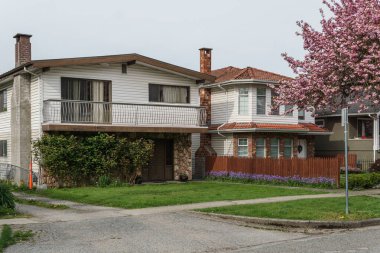 Vancouver, British Columbia, Kanada - 25 Nisan 2019: Baharda muhteşem Güney Cambie Mahallesi.