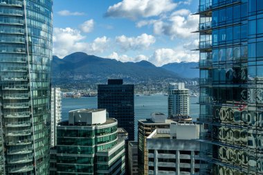 Vancouver, Kanada - 27 Nisan 2019: Kuşbakışı şehir merkezindeki modern binalar.