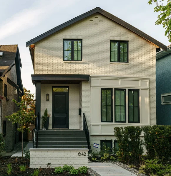 Vancouver, British Columbia, Kanada - 25 Nisan 2019: Baharda Güney Cambie Mahallesi.