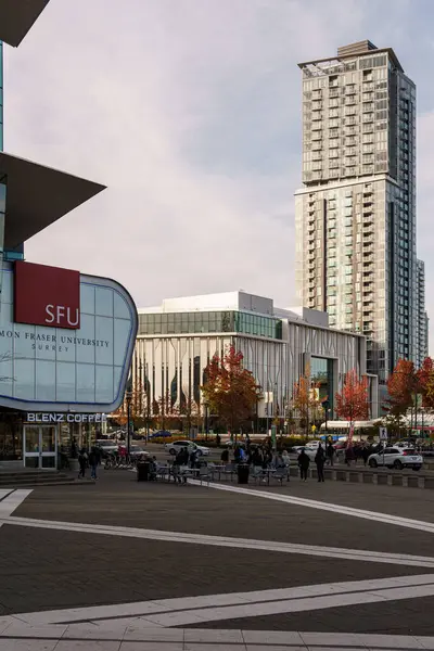 Surrey, Kanada - 6. November 2019: Stadtzentrum mit hohen modernen Gebäuden und Menschen auf der Straße. — Stockfoto