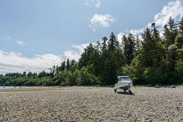 カナダのビクトリア州- 2019年7月13日:ビーチに車輪付きの安定したアルミニウムパワーボート. — ストック写真