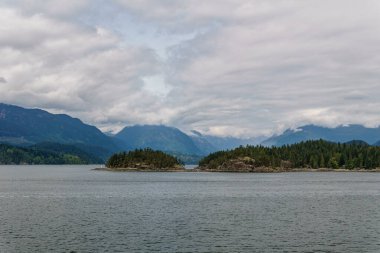 Okyanus ve dağlar feribottan görünüyor Howe Sound Kanada yakınlarından.
