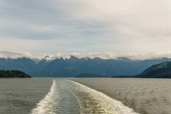 Oceaan en bergen uitzicht vanaf ferry Howe Sound bij Gibsons Canada. — Stockfoto