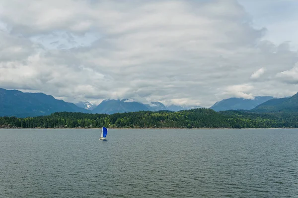 Vue sur l'océan et les montagnes depuis le traversier Howe Sound près de Gibsons Canada . — Photo