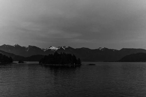 Vista sull'oceano e sulle montagne dal traghetto Howe Sound vicino Horseshoe Bay West Vancouver Canada . — Foto Stock