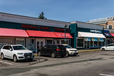 Surrey, Kanada - 5 Mayıs 2019: Sunshine Village Strip alışveriş merkezi veya güneşli bahar günü alışveriş merkezi.