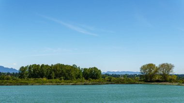 Iona Sahili Bölge Parkı Güneşli bir günde güzel bir manzarayla yürüyor.
