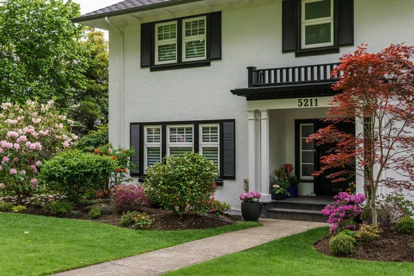 Vancouver, Kanada - 15 Mayıs 2019: Güzel kesilmiş yeşil sokak manzaralı güzel bir ev.