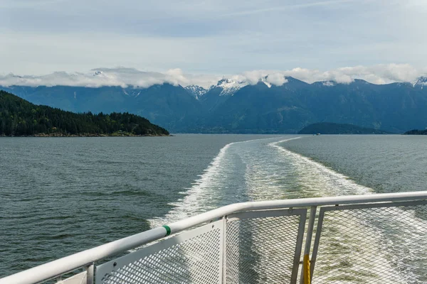 Vista sull'oceano e sulle montagne dal traghetto Howe Sound vicino Gibsons Canada . — Foto Stock