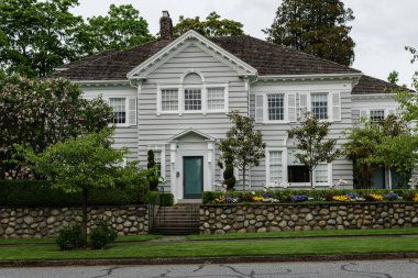 Vancouver, Kanada - 15 Mayıs 2019: Güzel kesilmiş yeşil sokak manzaralı güzel bir ev.
