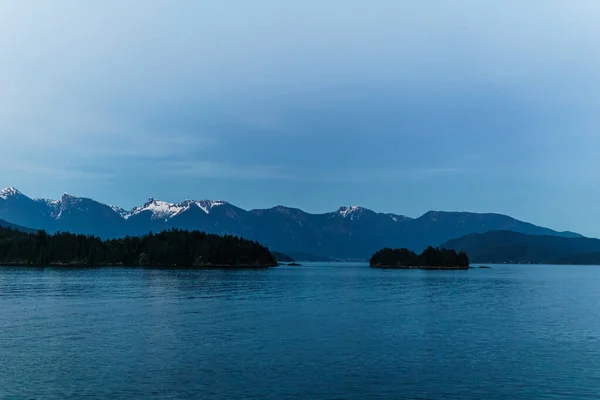 Vista sull'oceano e sulle montagne dal traghetto Howe Sound vicino Gibsons Canada . — Foto Stock