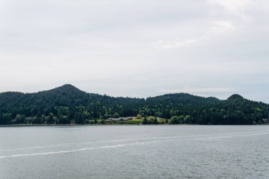Okyanus ve dağlar feribottan görünüyor Howe Sound Kanada yakınlarından.