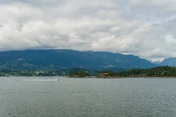 Oceaan en bergen uitzicht vanaf ferry Howe Sound bij Gibsons Canada. — Stockfoto