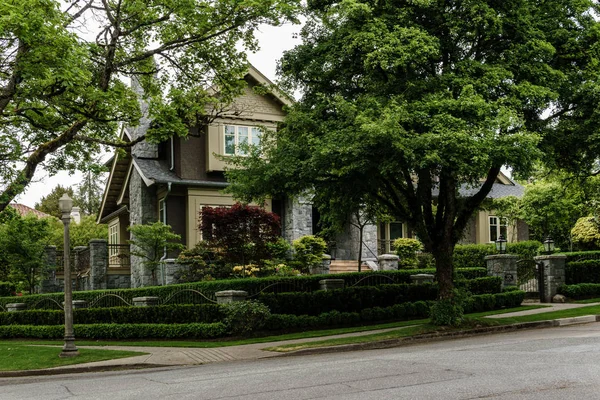 Vancouver, Canada - 15 mei 2019: Mooi huis met mooi getrimd groen straatzicht. — Stockfoto